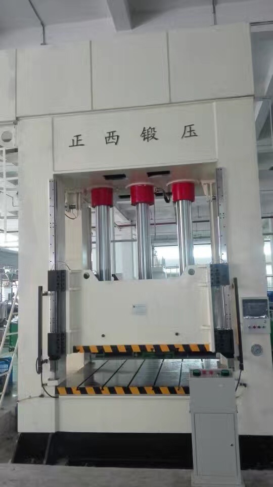 此批設(shè)備為重慶客戶一次性向我公司訂購(gòu)的機(jī)器，在所有公司員工的努力下，我們?cè)谝?guī)定的時(shí)間內(nèi)向客戶交貨并調(diào)試完成。