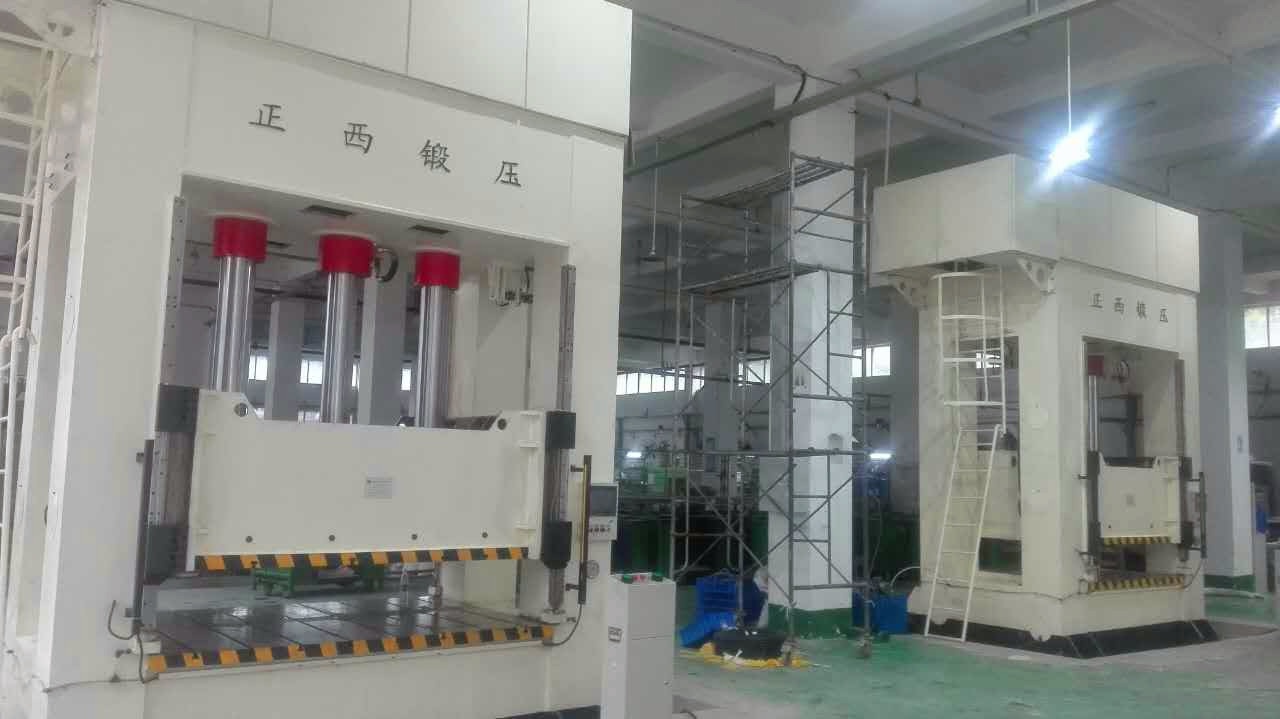 此批設(shè)備為重慶客戶一次性向我公司訂購(gòu)的機(jī)器，在所有公司員工的努力下，我們?cè)谝?guī)定的時(shí)間內(nèi)向客戶交貨并調(diào)試完成。