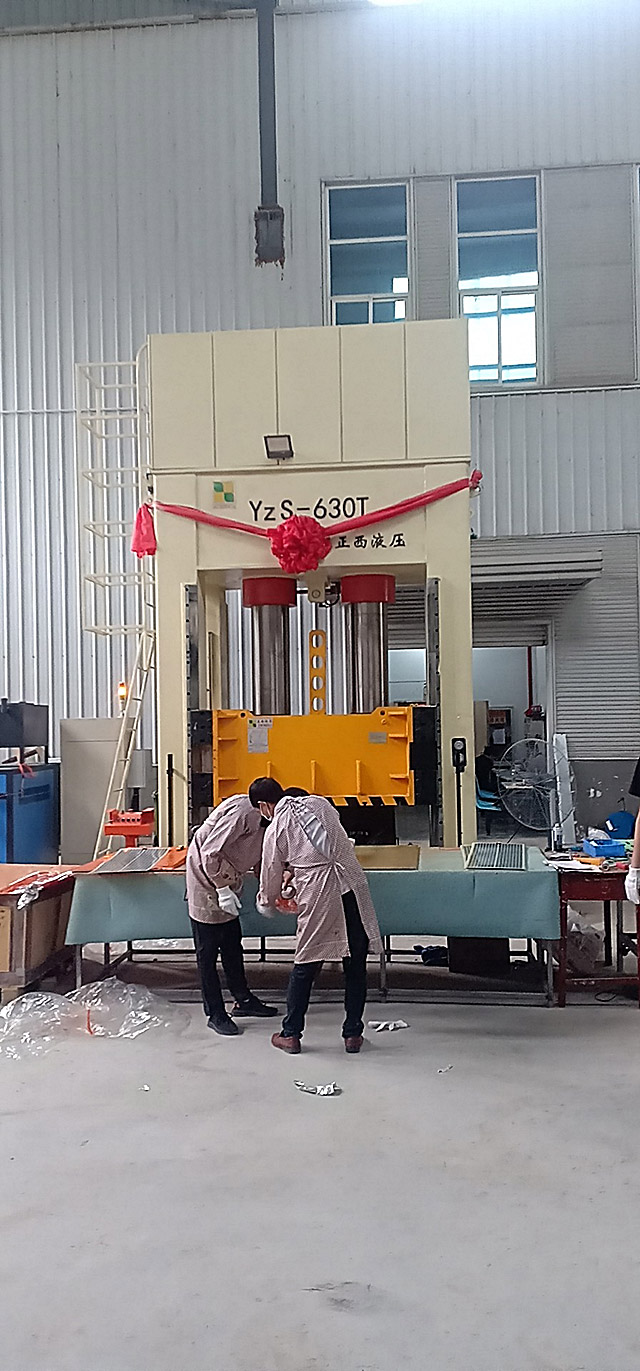 630噸框架式液壓機定制安裝圓滿成功，客戶相當(dāng)滿意