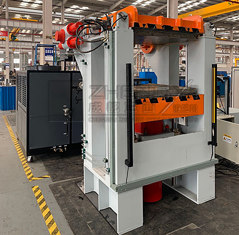 100噸翻轉(zhuǎn)復(fù)合材料液壓機調(diào)試完成，準(zhǔn)備發(fā)到客戶現(xiàn)場